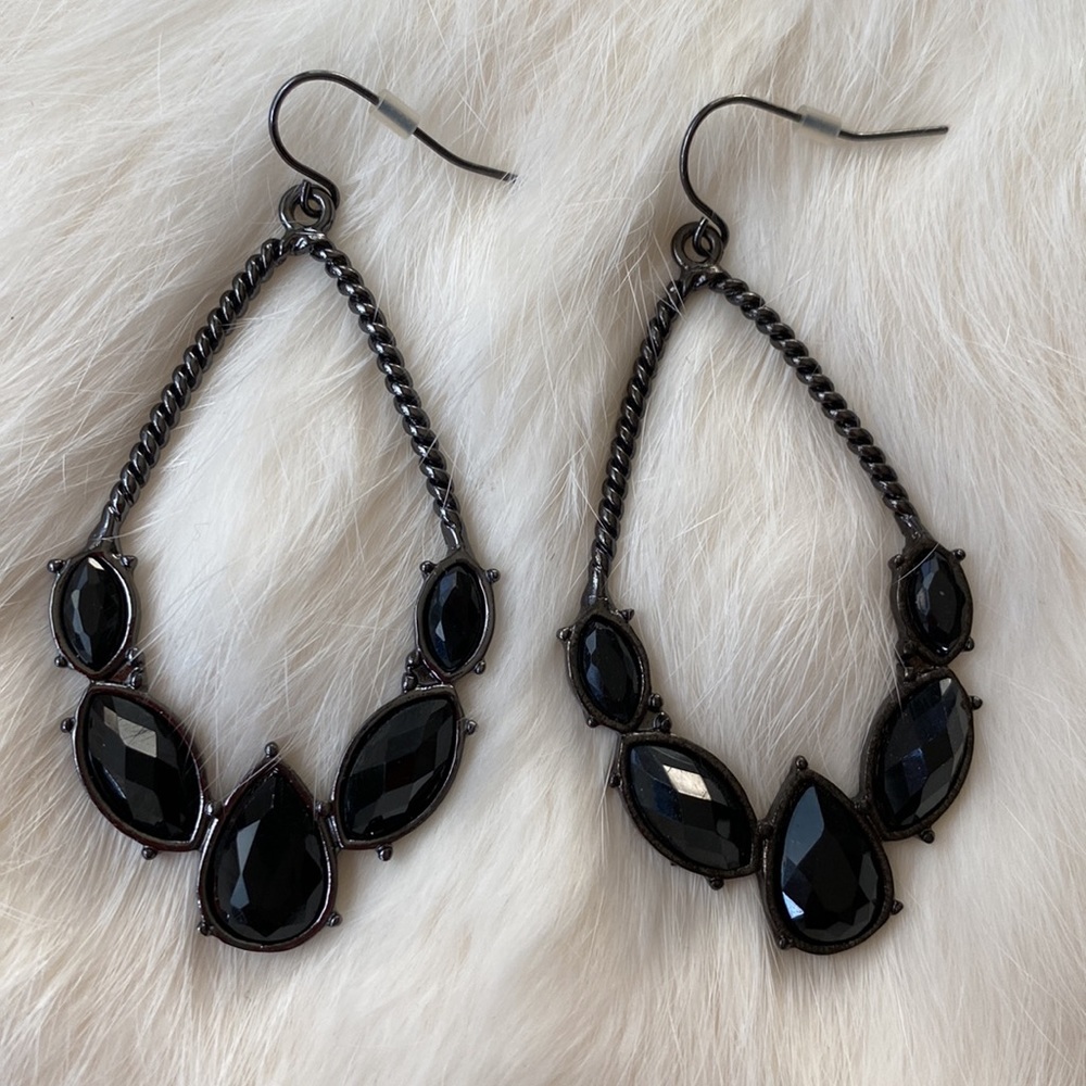 NWOT Black dangling earrings